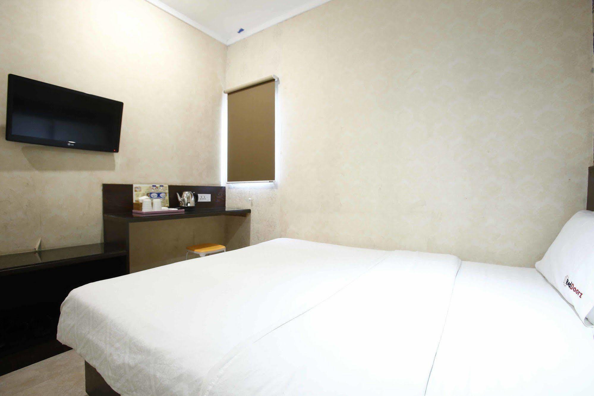Hotel Reddoorz @ Gajah Mada Dżakarta Zewnętrze zdjęcie